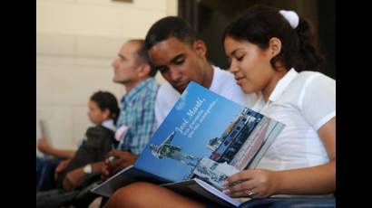 Jóvenes leyendo 