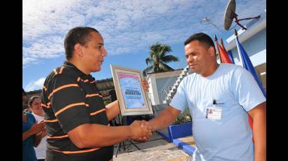 Yoel Pérez (izquierda) entrega diploma a Francisco Yoamni