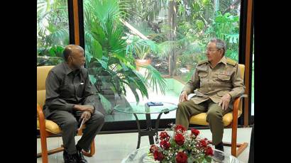 General de Ejército Raúl Castro Ruz junto a Nangolo Mbumba, Secretario General de la Organización de los Pueblos de África Sudoccidental (SWAPO)