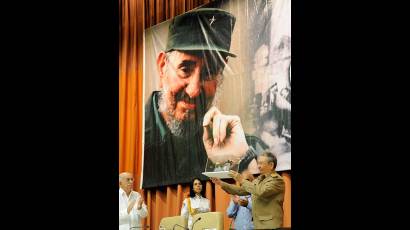Raúl hará llegar a Fidel el Premio del Barrio que le otorgaron los CDR