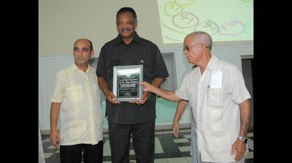 Jesse Jackson (al centro) recibió un reconocimiento por su contribución pastoral