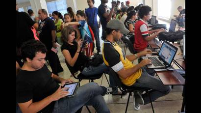 Jóvenes en el Palacio de Computación de La Habana