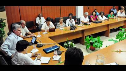 Miguel Díaz-Canel Bermúdez en encuentro con la comunidad espiritista de Cuba