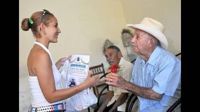 Homenaje a personalidades de la cultura pinera y nacional