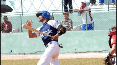 Yordan Manduley jugador de cuadro de los sabuesos de Holguín