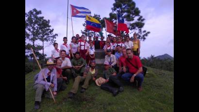 Caminantes junto al pueblo