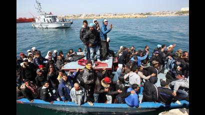 Inmigrantes cruzan el Mediterráneo