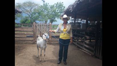 Mariela entrena uno de sus ejemplares caprinos