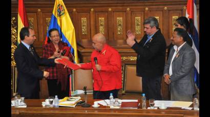 Presentan diputados venezolanos documento en apoyo a los Cinco