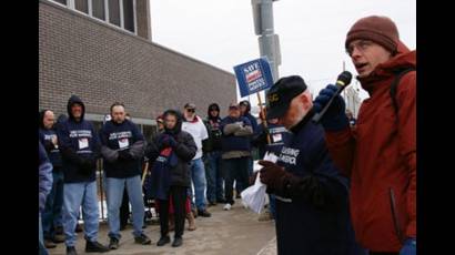 Jacob Perasso habla durante una protesta de trabajadores postales