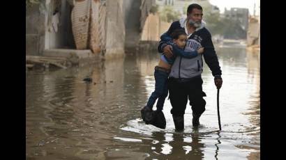 Un padre palestino carga a su hijo