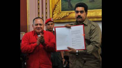 Maduro recibe de Diosdado Cabello la Ley Habilitante