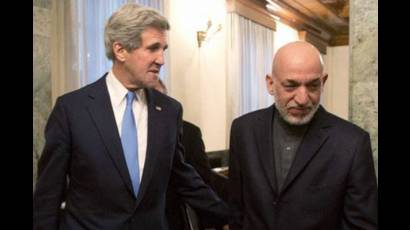 John Kerry y Hamid Karsai