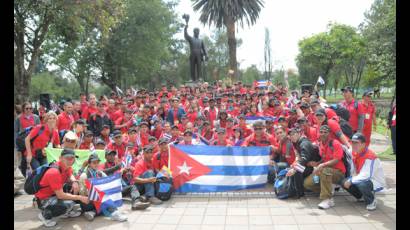 Jóvenes cubanos ante la estatua del libertador Eloy Alfaro