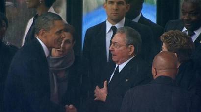 Apretón de manos entre Obama y Raúl