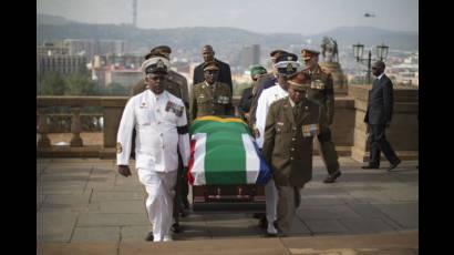 Altos jefes militares condujeron los restos mortales de Nelson Mandela