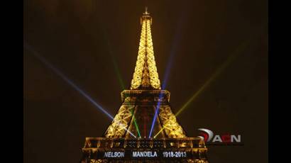 Torre Eiffel rinde tributo a Nelson Mandela