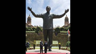 Develan estatua gigante de Mandela