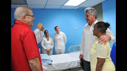 Miguel Díaz-Canel visita a cooperantes cubanos en Venezuela