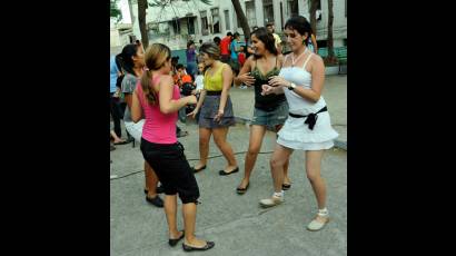 Los jóvenes despiden el año bailando