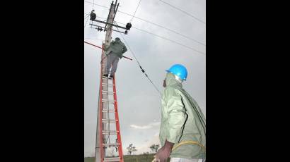 Electrificación de comunidades en Villa Clara y Las Tunas