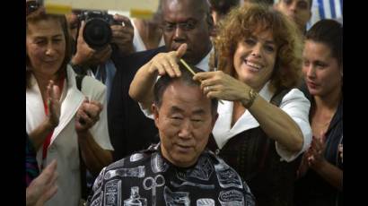 Ban Ki-moon recibe un corte de pelo
