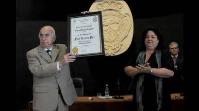 Ramon Machado Ventura recibe premio otorgado a Fidel