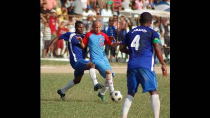 Al centro, el incomustible Cervantes