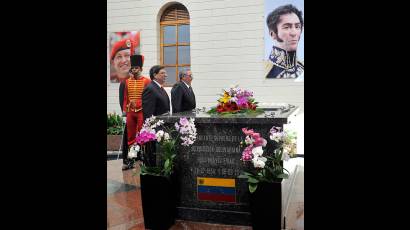 Raúl rinde homenaje a Chávez