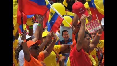 Venezolanos rinden tributo a Chávez
