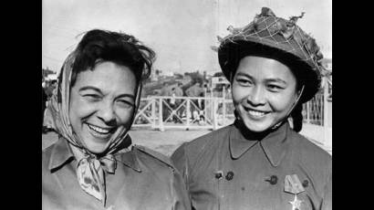 Melba junto a una heroína de Vietnam