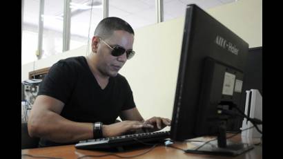 Alain Daniel escribiendo a sus lectores
