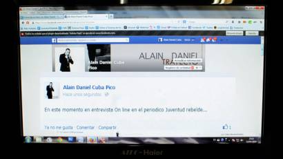 Alain Daniel actualizando su perfil de Facebook