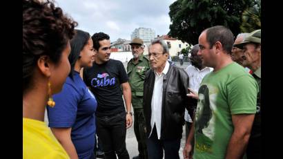 Jóvenes junto al Comandante Faure Chomón