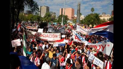 Paraguayos exigen cambios en la política económica y social del gobierno