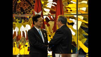 Raúl Castro y el Primer Ministro de Vietnam Nguyen Tan Dung