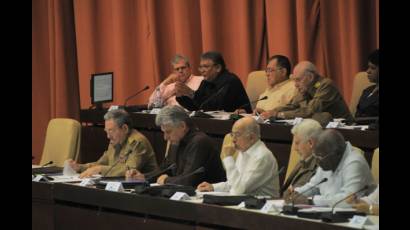 Preside Raúl Castro sesión extraordinaria del Parlamento Cubano