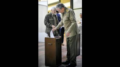 Raúl Castro votando por los dos nuevos miembros del Consejo de Estado