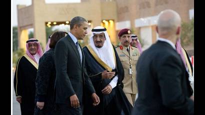 El príncipe Salman bin Abdulaziz Al Saud acompaña al presidente estadounidense, Barack Obama