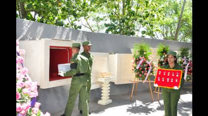 Ofrendas florales de Fidel y Raúl ante las cenizas del combatiente Ángel Manuel Sánchez Pérez