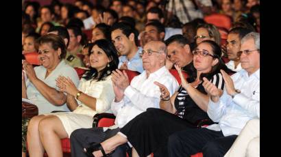 Gala en el teatro Lázaro Peña