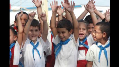 Pioneros y jovenes festejan el 4 de abril