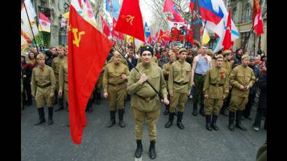 Vistiendo uniformes soviéticos de la Segunda Guerra Mundial