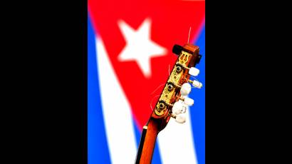Guitarra y Bandera cubana