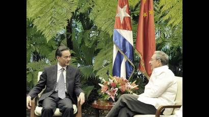 Presidente cubano Raúl Castro y canciller chino Wang Yi
