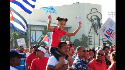 Desfile por el Día Internacional de los Trabajadores en Santiago de Cuba