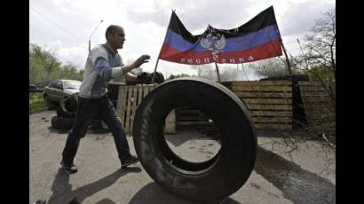 Vecinos defendiendo la proclamada República de Donetsk