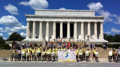 Jóvenes frente al Lincoln Memorial