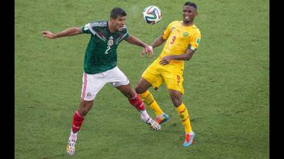 México lucha por el balón contra Camerún