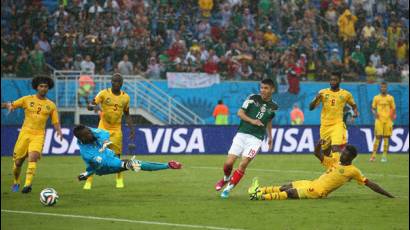 Oribe Peralta marcando el primer gol mexicano